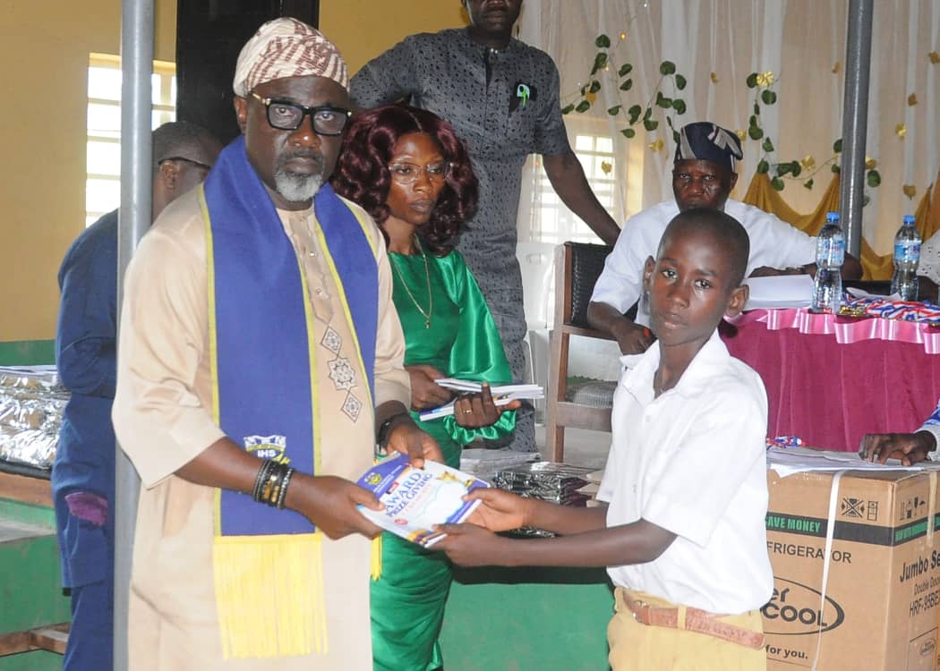 Ilogbo High School Alumni Honour Outstanding Students